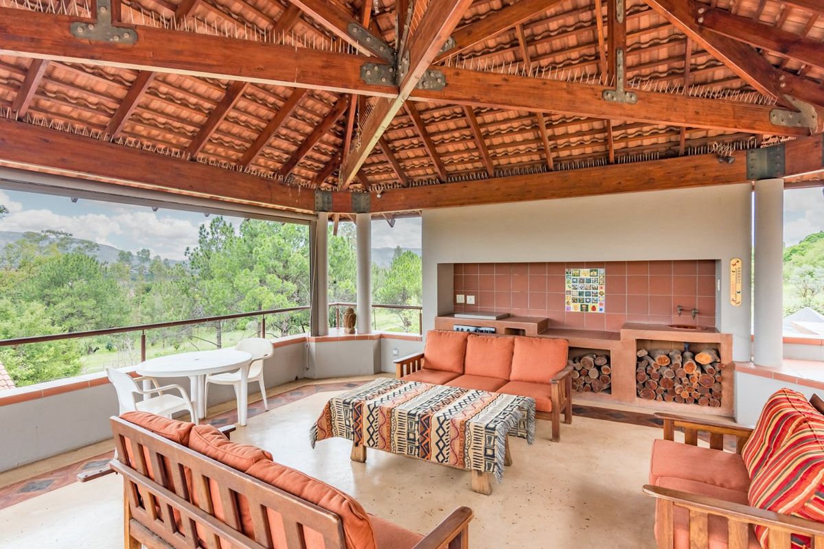 ENTERTAINER DELIGHT IN THIS LARGE FAMILY DREAM HOME IN MEERHOF, FULLY FURNISHED - Photo 2