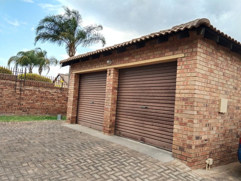 Renovators dream 2-Bed Townhouse in Honeydew Manor - Photo 3