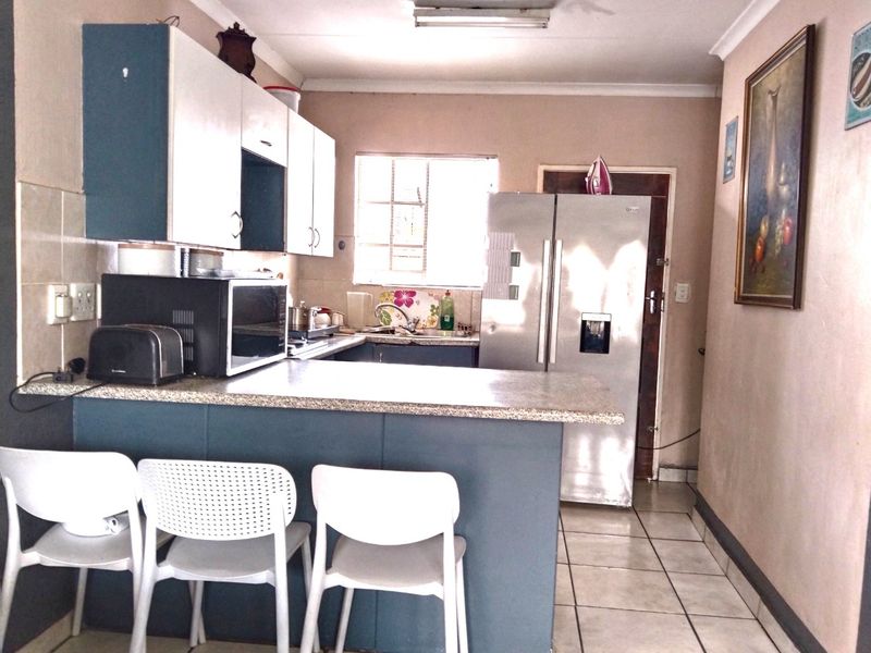 Renovators dream 2-Bed Townhouse in Honeydew Manor - Photo 7