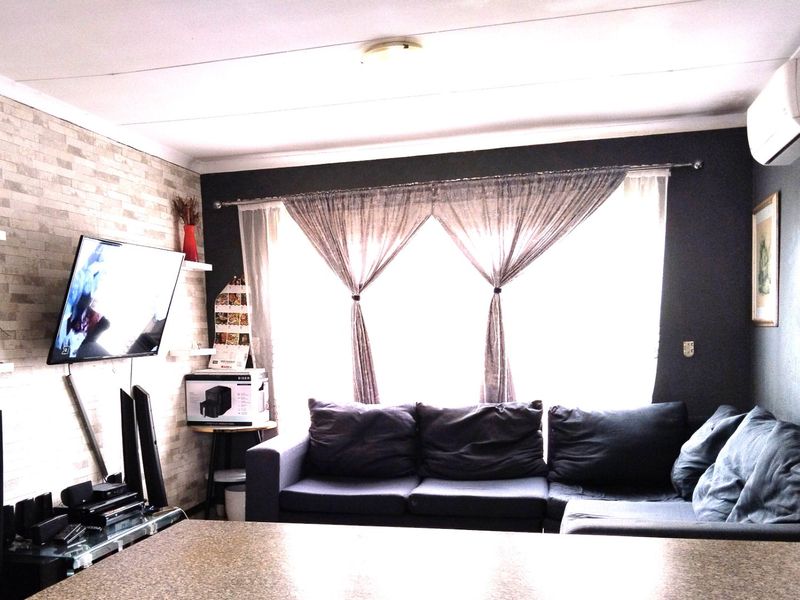 Renovators dream 2-Bed Townhouse in Honeydew Manor - Photo 2