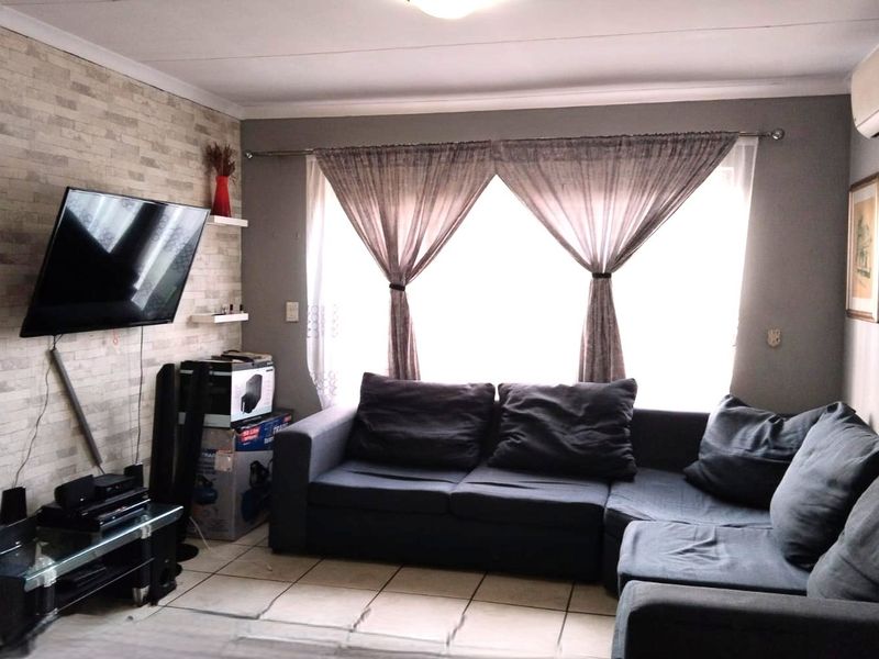 Renovators dream 2-Bed Townhouse in Honeydew Manor - Photo 5