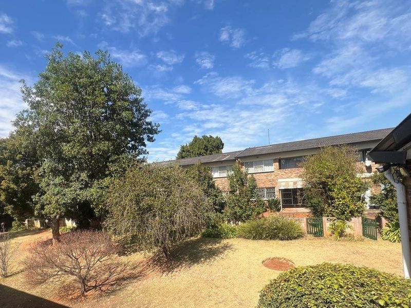 Charming Windsor West flat with garden access - Photo 1