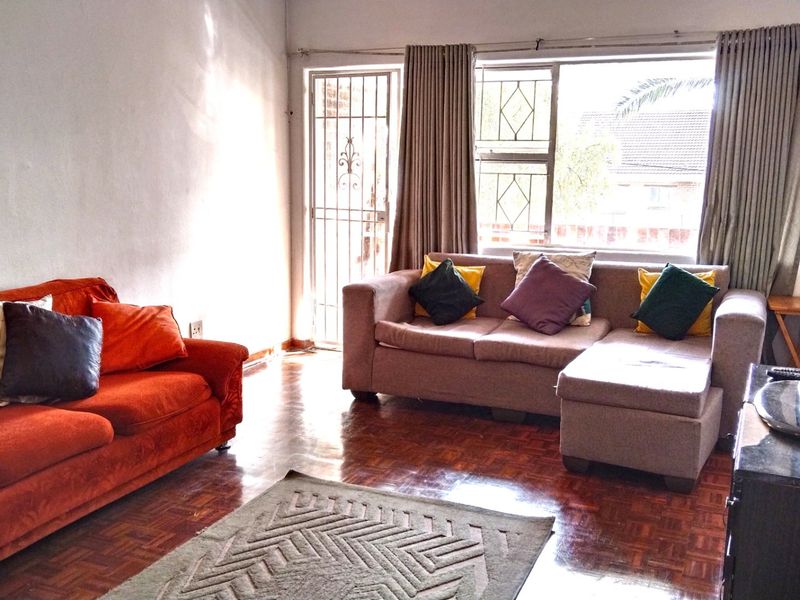 Charming Windsor West flat with garden access - Photo 3
