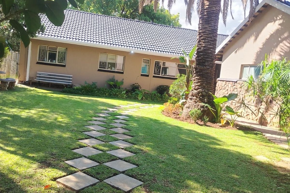 Stylish Family Living with Pool, Borehole, Lapa & Excellent Entertainment Appeal - Photo 3