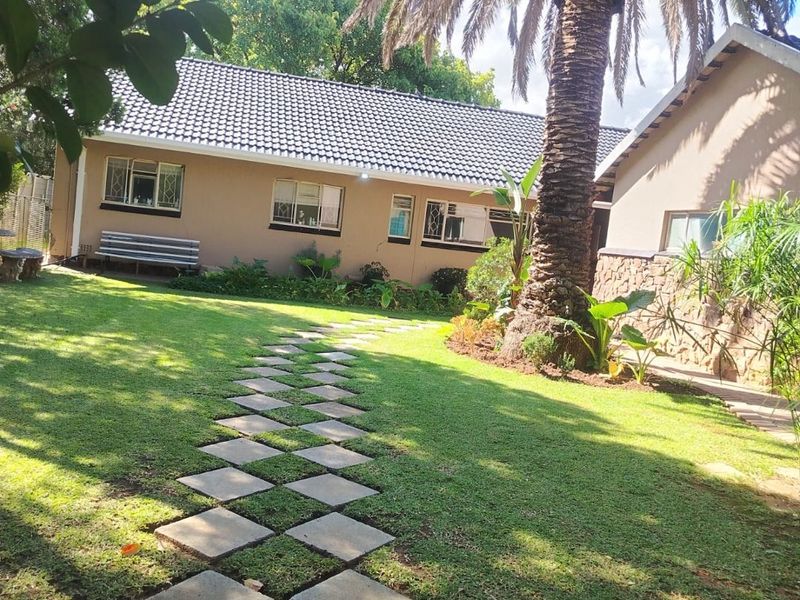 Stylish Family Living with Pool, Borehole, Lapa & Excellent Entertainment Appeal - Photo 3