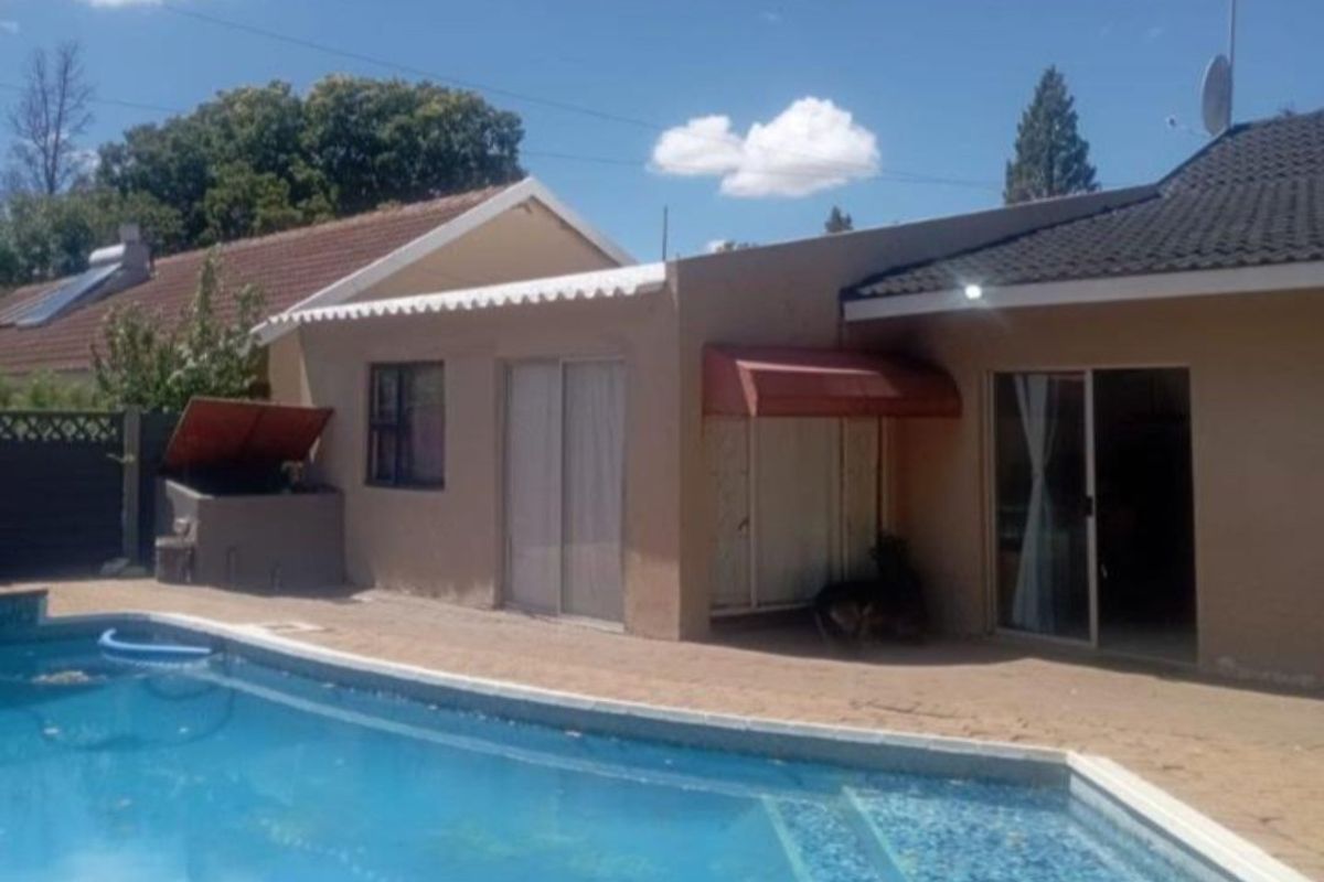 Stylish Family Living with Pool, Borehole, Lapa & Excellent Entertainment Appeal - Photo 2