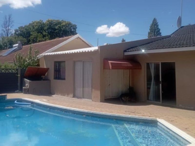 Stylish Family Living with Pool, Borehole, Lapa & Excellent Entertainment Appeal - Photo 2