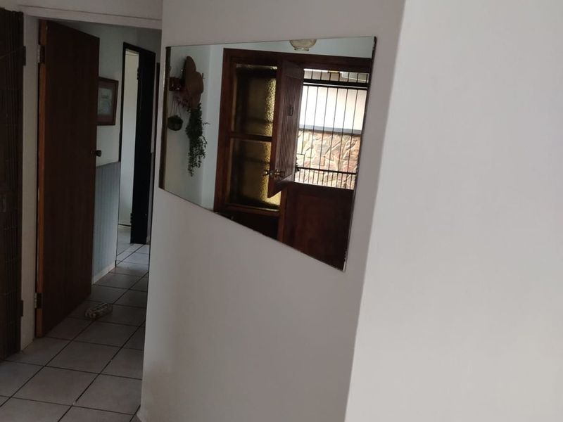 Stylish Family Living with Pool, Borehole, Lapa & Excellent Entertainment Appeal - Photo 9