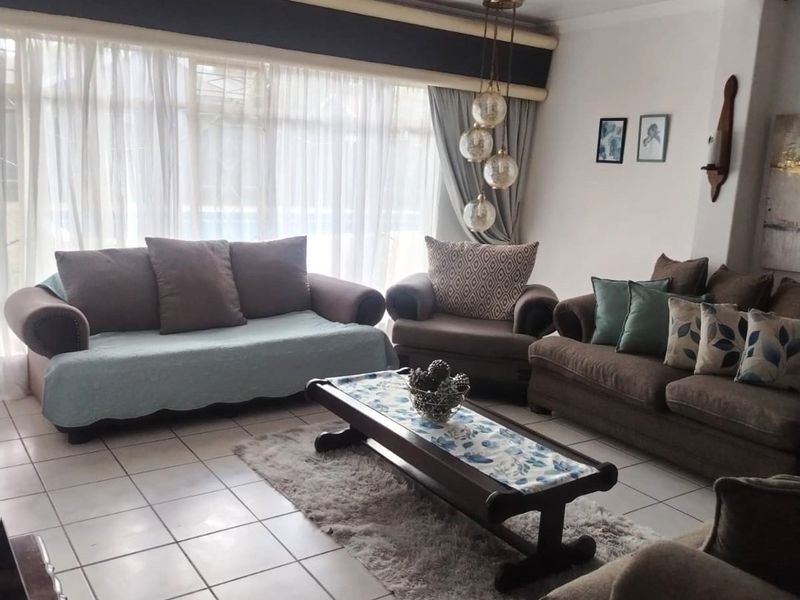 Stylish Family Living with Pool, Borehole, Lapa & Excellent Entertainment Appeal - Photo 8