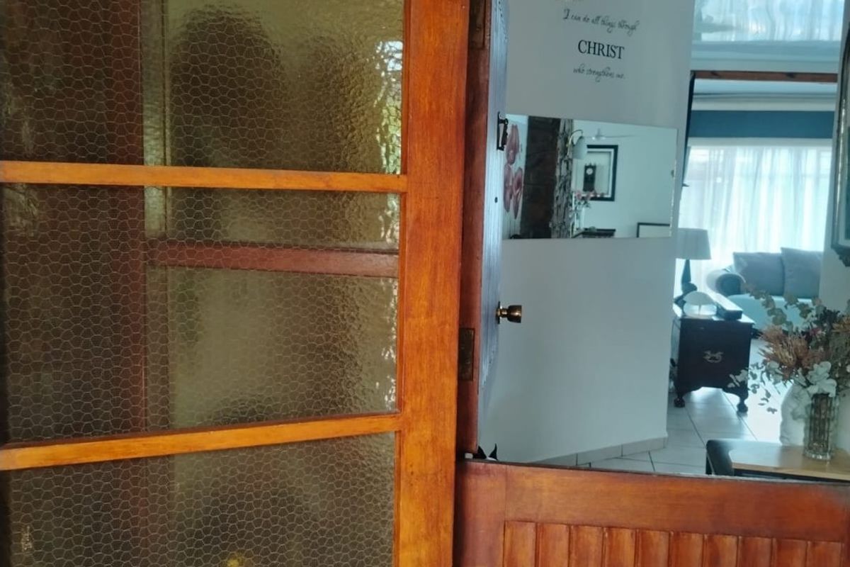 Stylish Family Living with Pool, Borehole, Lapa & Excellent Entertainment Appeal - Photo 5