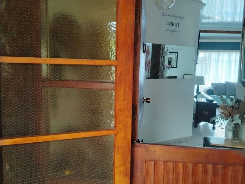 Stylish Family Living with Pool, Borehole, Lapa & Excellent Entertainment Appeal - Photo 5