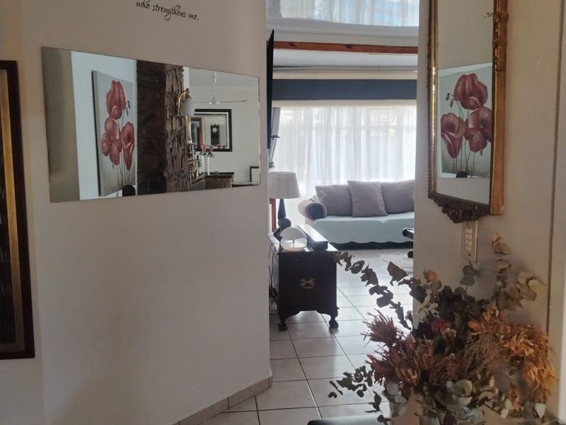 Stylish Family Living with Pool, Borehole, Lapa & Excellent Entertainment Appeal - Photo 6