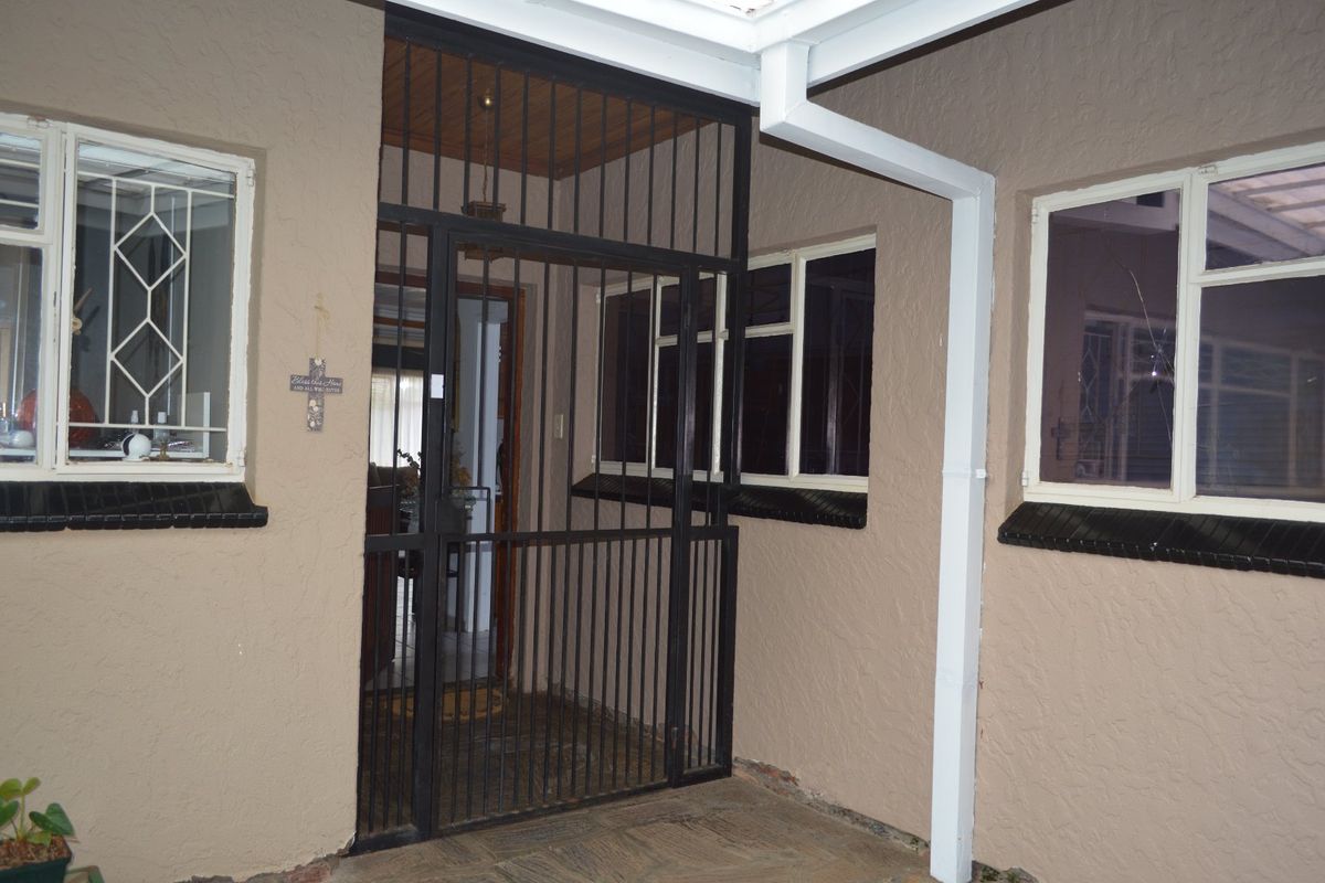 Stylish Family Living with Pool, Borehole, Lapa & Excellent Entertainment Appeal - Photo 4