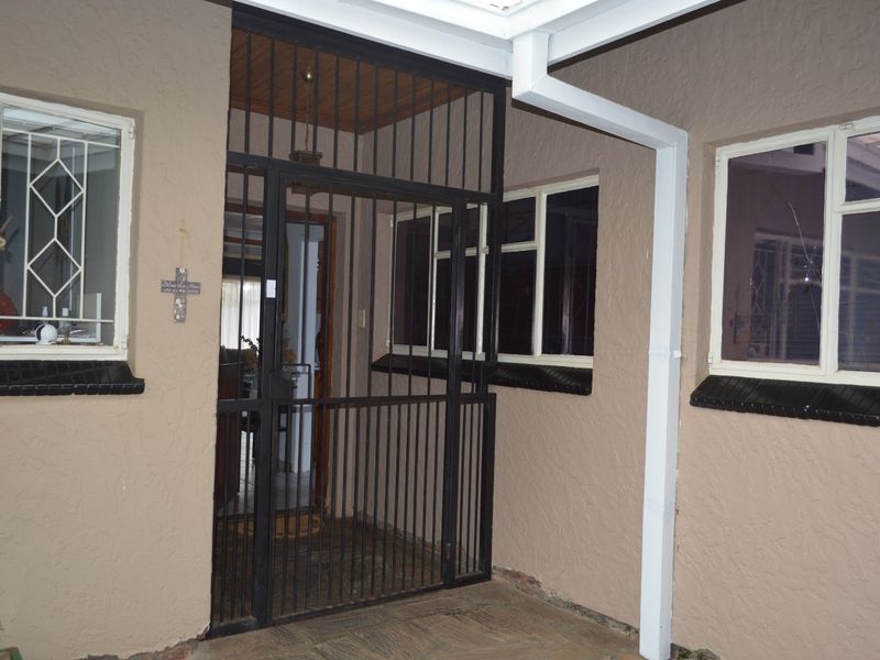 Stylish Family Living with Pool, Borehole, Lapa & Excellent Entertainment Appeal - Photo 4