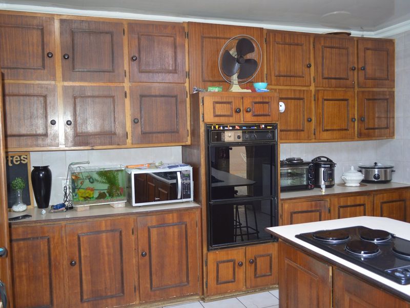 Stylish Family Living with Pool, Borehole, Lapa & Excellent Entertainment Appeal - Photo 10