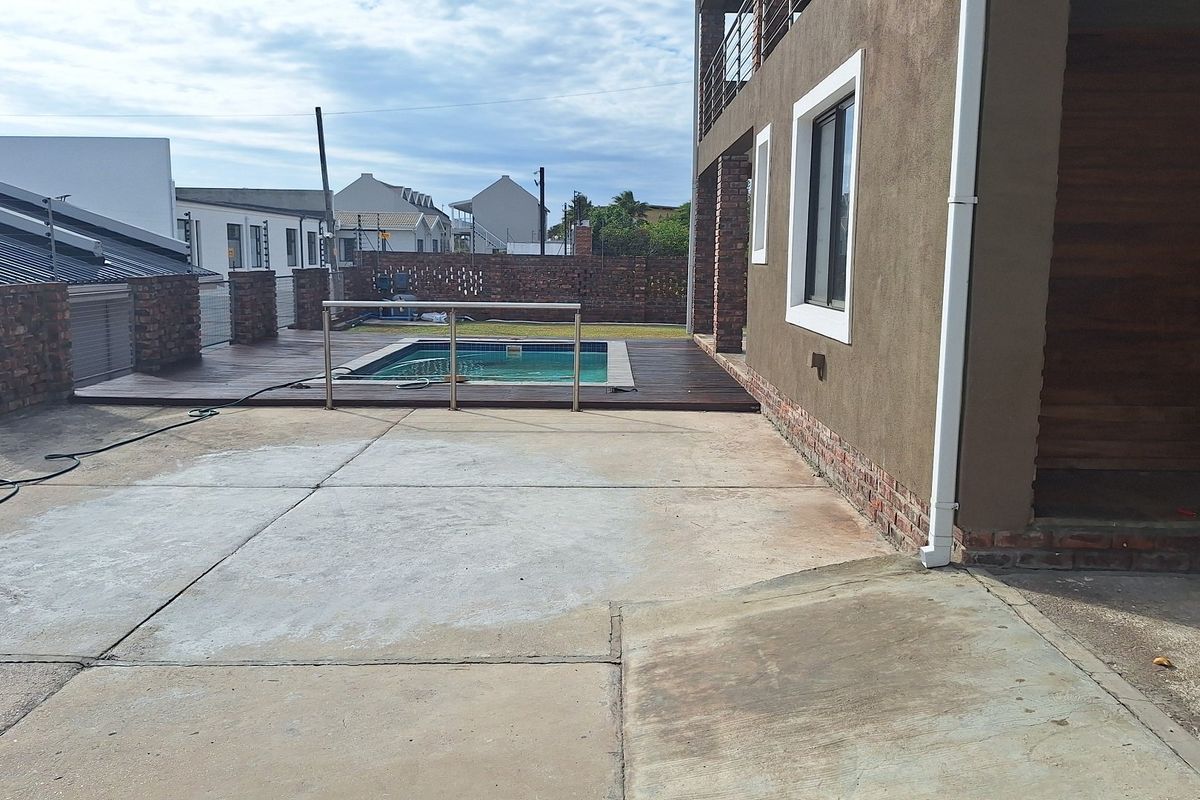 STUNNING DOUBLE STOREY HOME WITH BAY VIEWS  - Photo 5