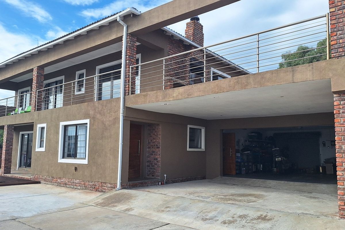 STUNNING DOUBLE STOREY HOME WITH BAY VIEWS  - Photo 2