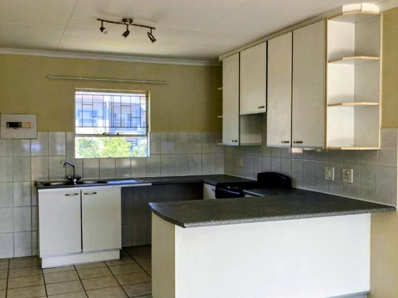 2 Bedroom 1 Bathroom first floor apartment for rent. - Photo 3