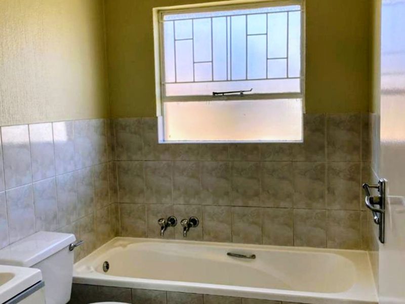 2 Bedroom 1 Bathroom first floor apartment for rent. - Photo 7