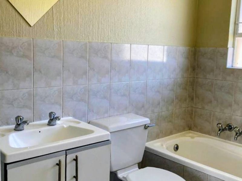 2 Bedroom 1 Bathroom first floor apartment for rent. - Photo 8