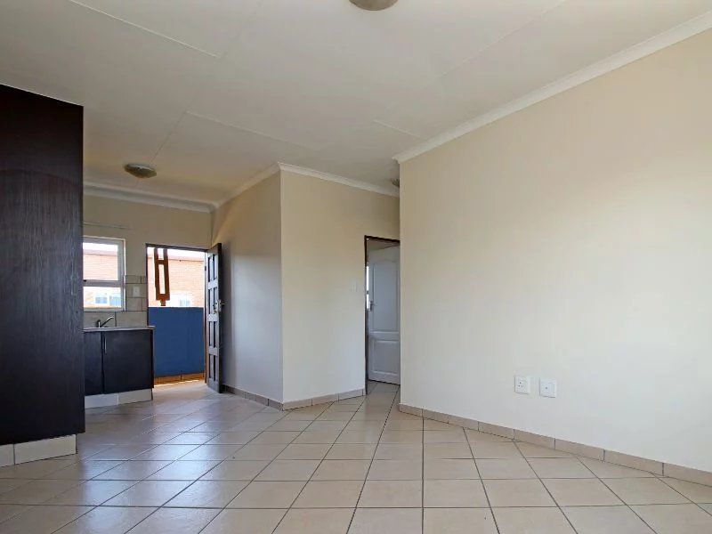 2 Bed Apartment in Kempton Park Ext 1 for Sale - Photo 3