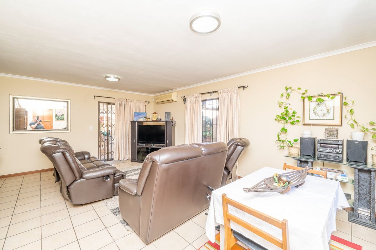 A Home Where Comfort Meets Convenience in De Oude Spruit - Photo 3