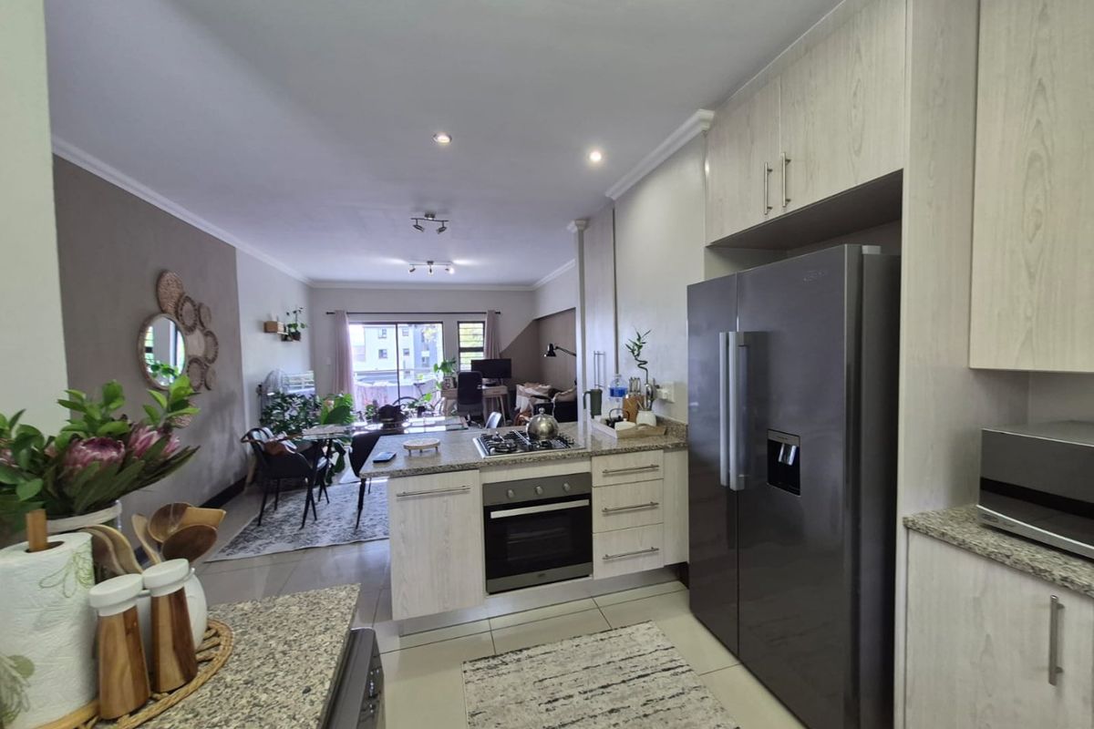 Pristine First Floor 2 Beds, 2 Baths For Sale in Edward Place Complex, Crowthorne, Midrand - Photo 4