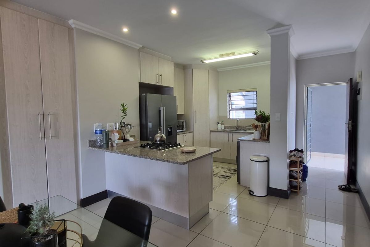 Pristine First Floor 2 Beds, 2 Baths For Sale in Edward Place Complex, Crowthorne, Midrand - Photo 5