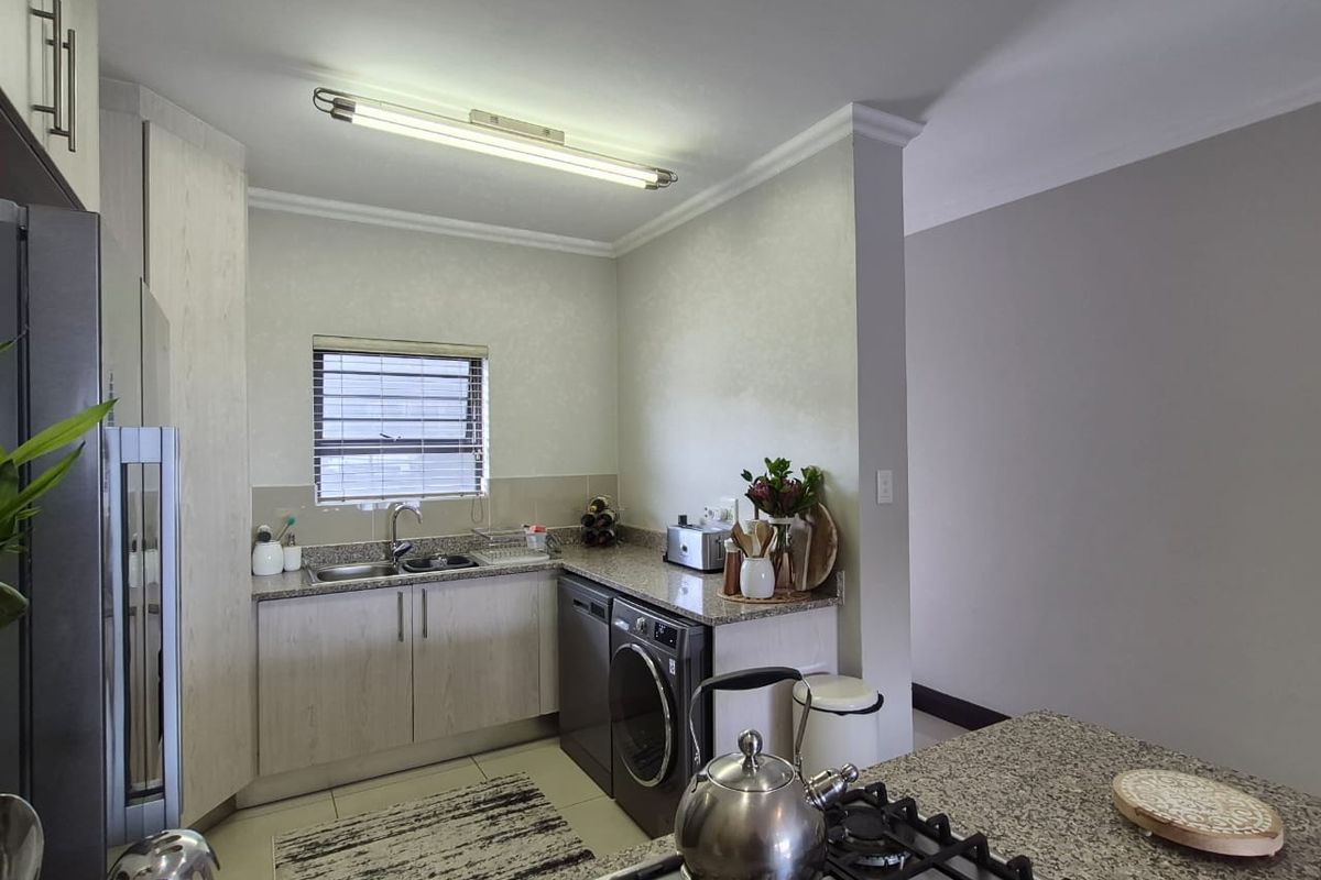 Pristine First Floor 2 Beds, 2 Baths For Sale in Edward Place Complex, Crowthorne, Midrand - Photo 3
