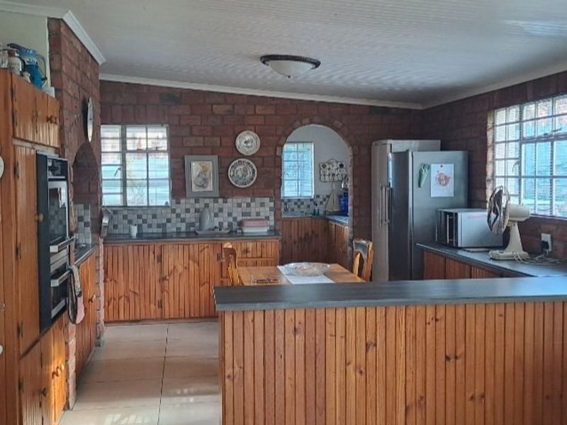 Beautiful family home up for Grabs!  - Photo 9