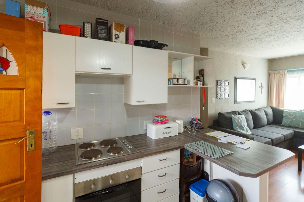 *Exceptional Living at 3 Schoongezicht Apartment, Helderkruin* - Photo 3