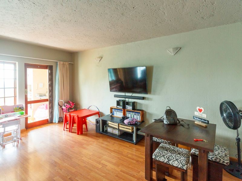 *Exceptional Living at 3 Schoongezicht Apartment, Helderkruin* - Photo 10