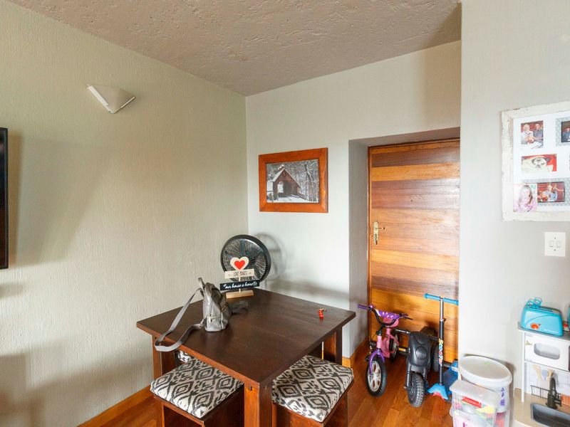 *Exceptional Living at 3 Schoongezicht Apartment, Helderkruin* - Photo 7