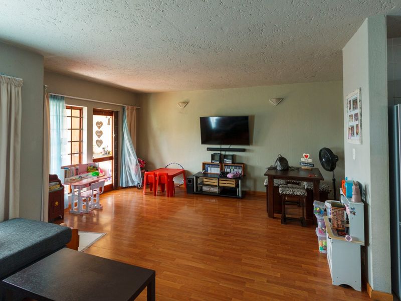 *Exceptional Living at 3 Schoongezicht Apartment, Helderkruin* - Photo 6