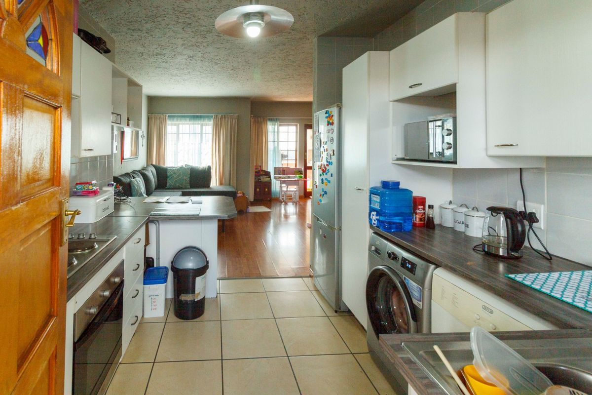 *Exceptional Living at 3 Schoongezicht Apartment, Helderkruin* - Photo 5