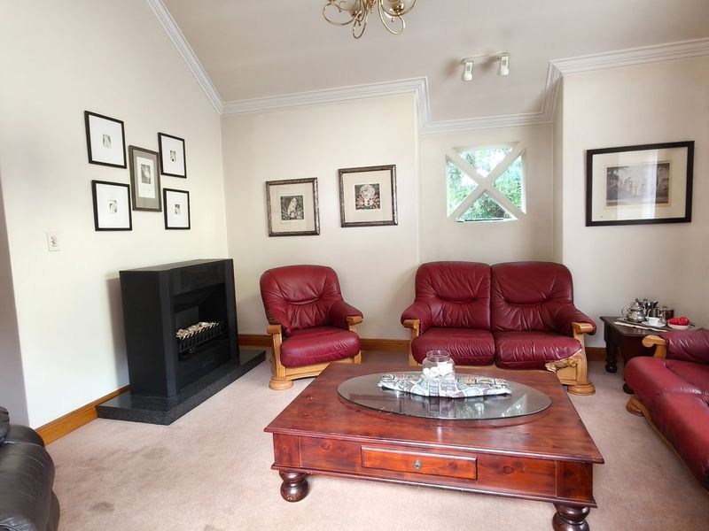 Stunning Family Home In Sought After Area - Photo 6