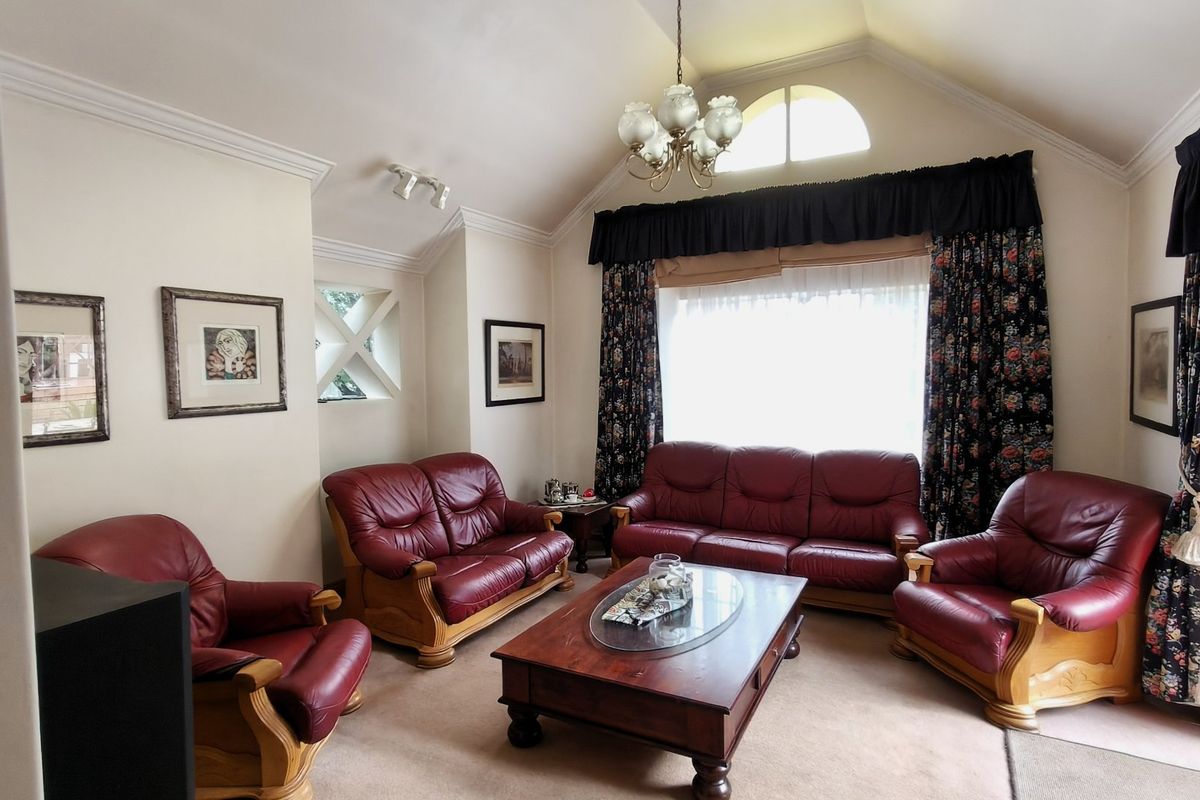 Stunning Family Home In Sought After Area - Photo 5