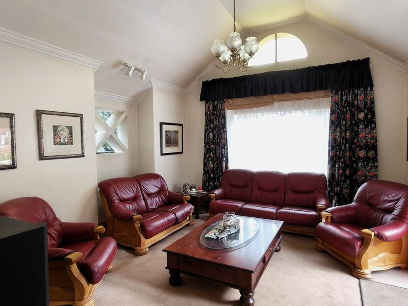 Stunning Family Home In Sought After Area - Photo 5