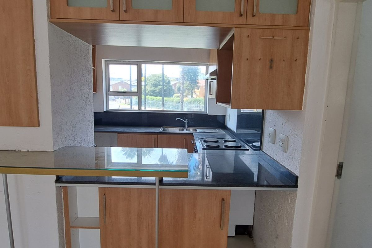 Renovated Apartment in the Heart of Bedfordview - Photo 3