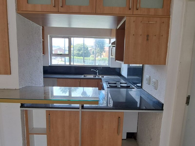 Renovated Apartment in the Heart of Bedfordview - Photo 3