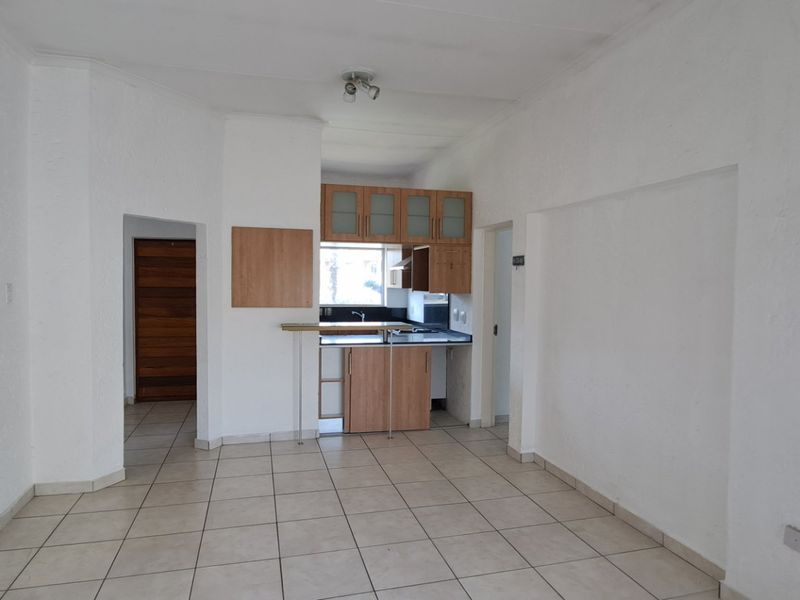 Renovated Apartment in the Heart of Bedfordview - Photo 4