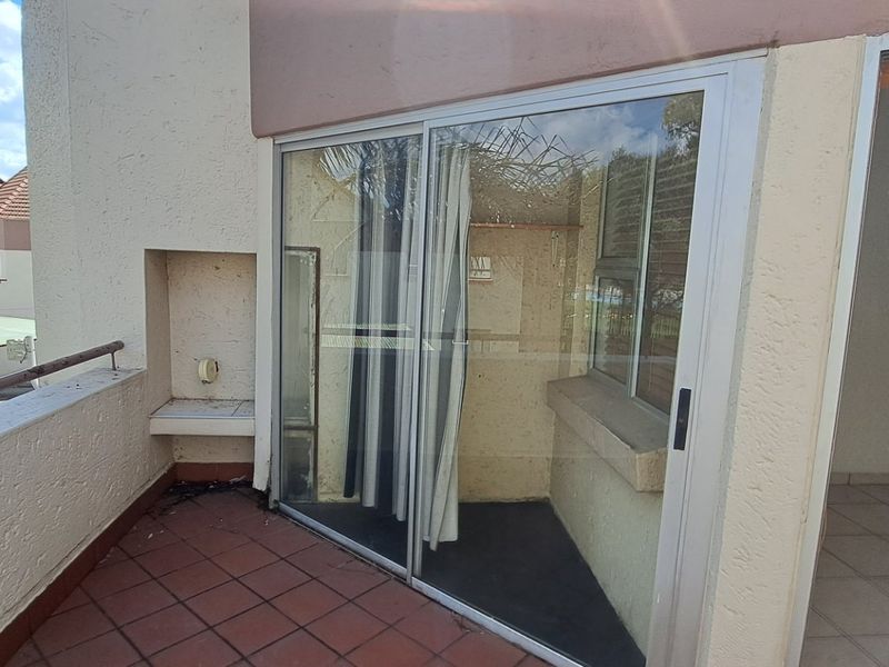 Renovated Apartment in the Heart of Bedfordview - Photo 10