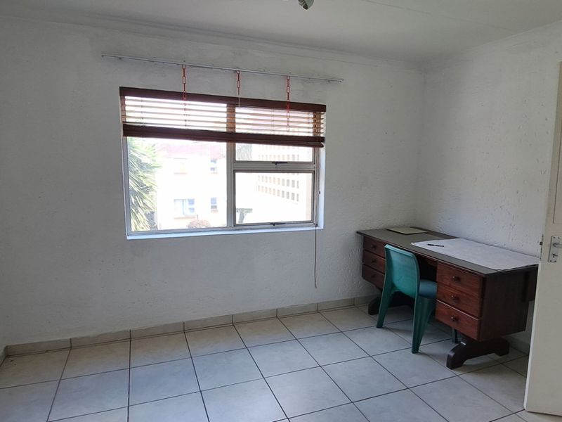 Renovated Apartment in the Heart of Bedfordview - Photo 9