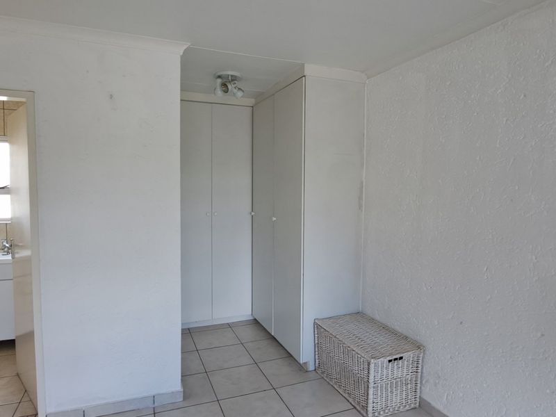 Renovated Apartment in the Heart of Bedfordview - Photo 8