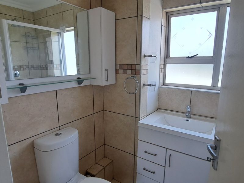 Renovated Apartment in the Heart of Bedfordview - Photo 7