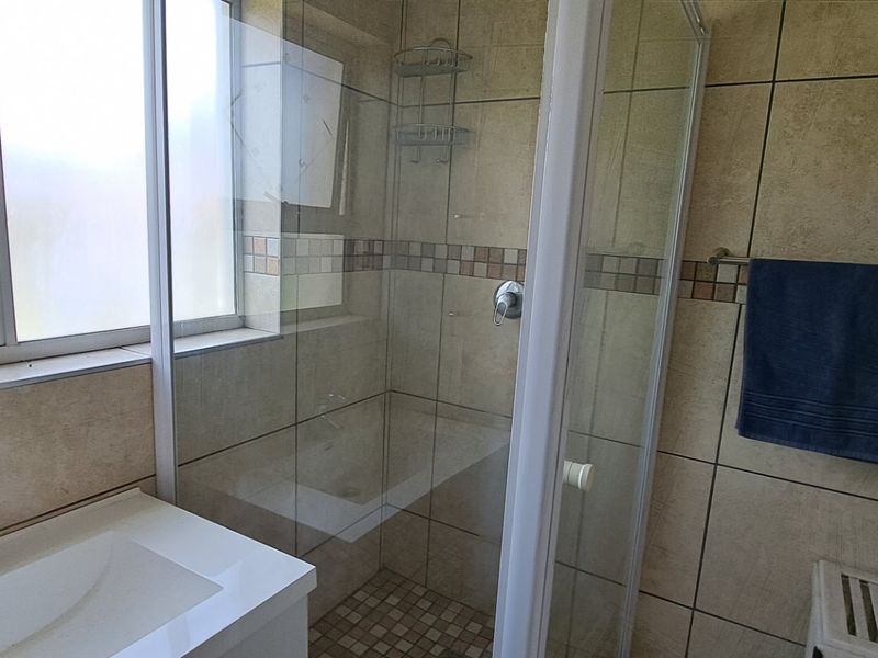 Renovated Apartment in the Heart of Bedfordview - Photo 6