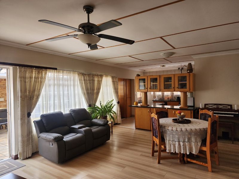 2 BEDROOM TOWNHOUSE IN DORINGKRUIN - Photo 4