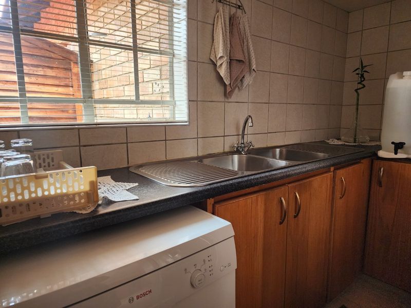 2 BEDROOM TOWNHOUSE IN DORINGKRUIN - Photo 9