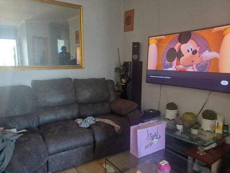 Charming 2-Bedroom House in summer greens - Photo 2