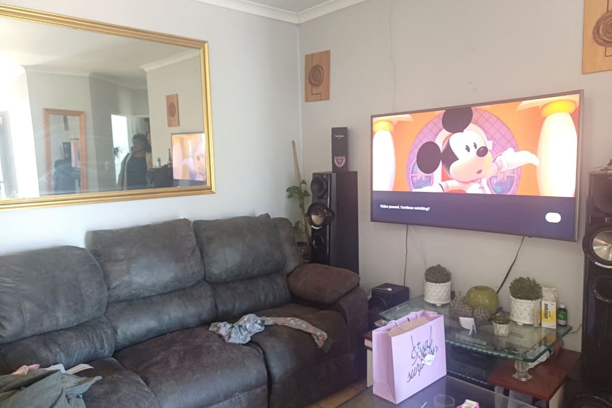 Charming 2-Bedroom House in summer greens - Photo 3